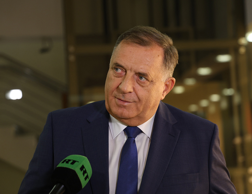 БАЊАЛУКА, 18. ФЕБРУАРА /СРНА/ - Лидер СНСД-а Милорад Додик упутио је саучешће породици и пријатељима Борислава Паравца за кога је рекао да је у тешким и изазовним временима за Републику Српску и српски народ показао одлучност у одбрани националних интереса.