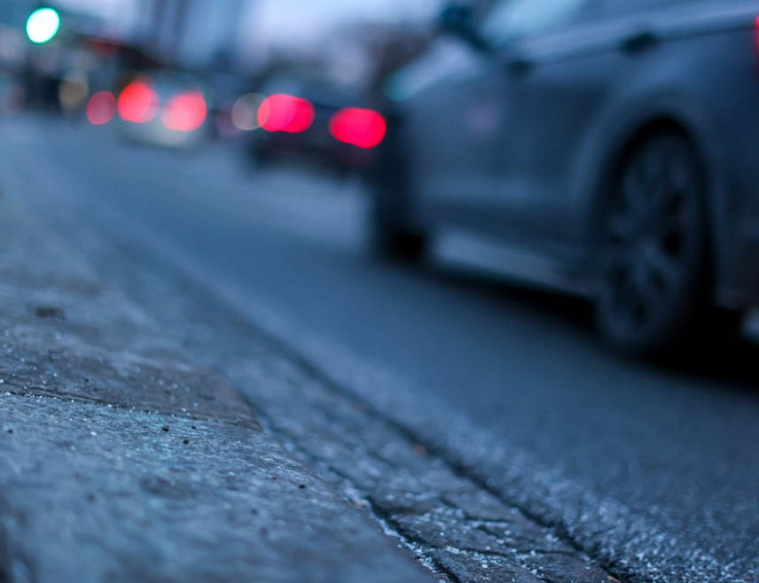 БАЊАЛУКА, 19. ФЕБРУАРА /СРНА/ - Саобраћај се у Републици Српској и Федерацији БиХ /ФБиХ/ одвија по сувим и мјестимично влажним коловозима, а због ниских јутарњих температура, могући су наиласци на поледицу у вишим предјелима и преко планинских превоја.