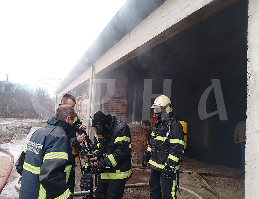 НОВИ ГРАД, 19. ФЕБРУАРА /СРНА/ - Ватрогасци су јутрос локализовали пожар у погону за производњу пелета у индустријској зони у Пољавницама код Новог Града, потврђено је Срни у локалној Територијалној ватрогасно-спасилачкој јединици.