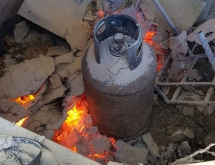 КАРАЧИ, 19. ФЕБРУАРА /СРНА-Ројтерс/ - Најмање 13 људи, укључујући жене и дјецу, погинуло је након што је експлозија плинске боце изазвала урушавање стамбене зграде у Карачију, на југу Пакистана, саопштила је полиција.