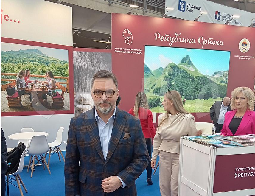 БЕОГРАД, 19. ФЕБРУАРА /СРНА/ - Министар спољне трговине и економских односа у Савјету министара Сташа Кошарац изјавио је да би изградња аеродрома у Требињу била озбиљна подршка развоју туризма у Републици Српској и БиХ, те да се нада да ће реализација тог пројекта бити настављена упркос успоравању из Федерације БиХ /ФБиХ/.