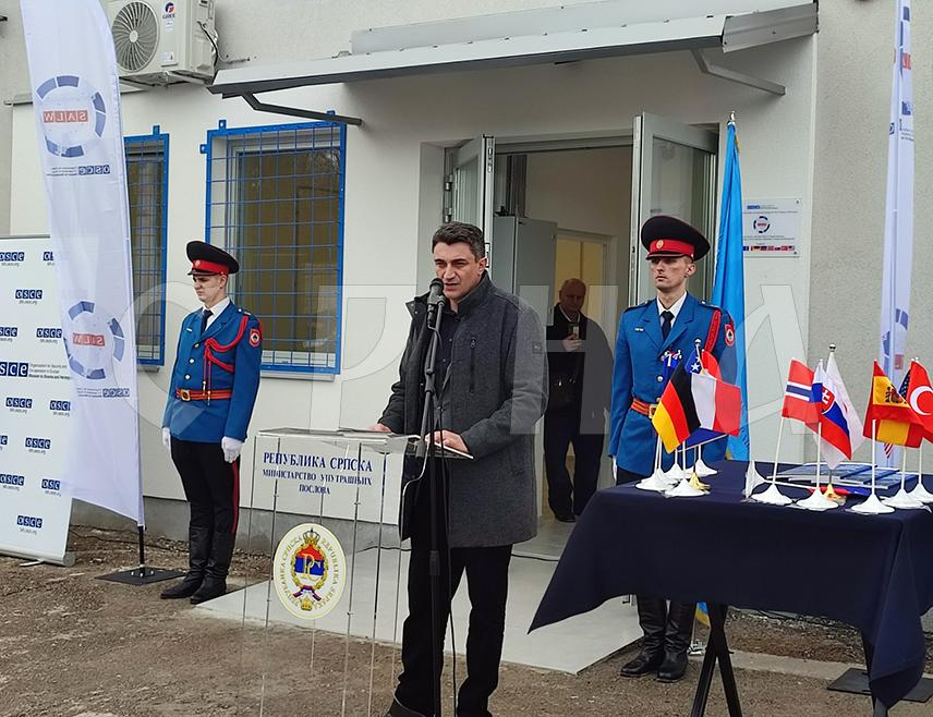 БАЊАЛУКА, 19. ФЕБРУАРА /СРНА/ - Објекат за деактивацију и верификацију деактивираног ватреног оружја смањиће безбједносне ризике које ствара нелегално посједовање, злоупотреба и кријумчарење тог оружја, поручио је начелник Криминалистичко-техничког центра Министарства унутрашњих послова /МУП/ Републике Српске Саша Јојић.