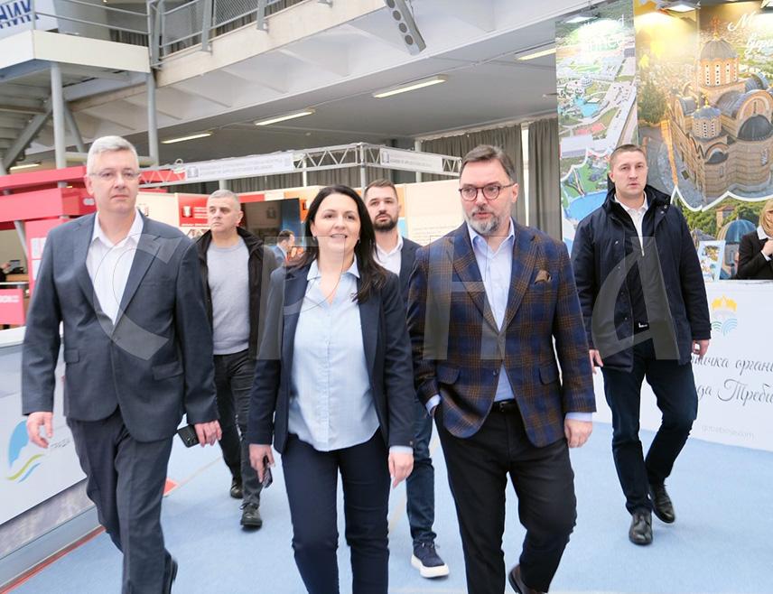 БЕОГРАД, 19. ФЕБРУАРА /СРНА/ - Министар спољне трговине и економских односа у Савјету министара Сташа Кошарац рекао је да руководство Републике Српске остаје посвећено развоју туризма као једне од кључних привредних грана.