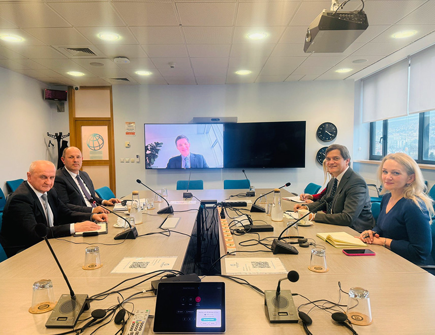 БАЊАЛУКА, 19. ФЕБРУАРА /СРНА/ - Министар енергетике и рударства Републике Српске Петар Ђокић и директор Свјетске банке за БиХ Кристофер Шелдон разговарали су данас у Бањалуци о пројектима изградње малих соларних постројења на стамбеним објектима и реконструкције дистрибутивне мреже у Српској.