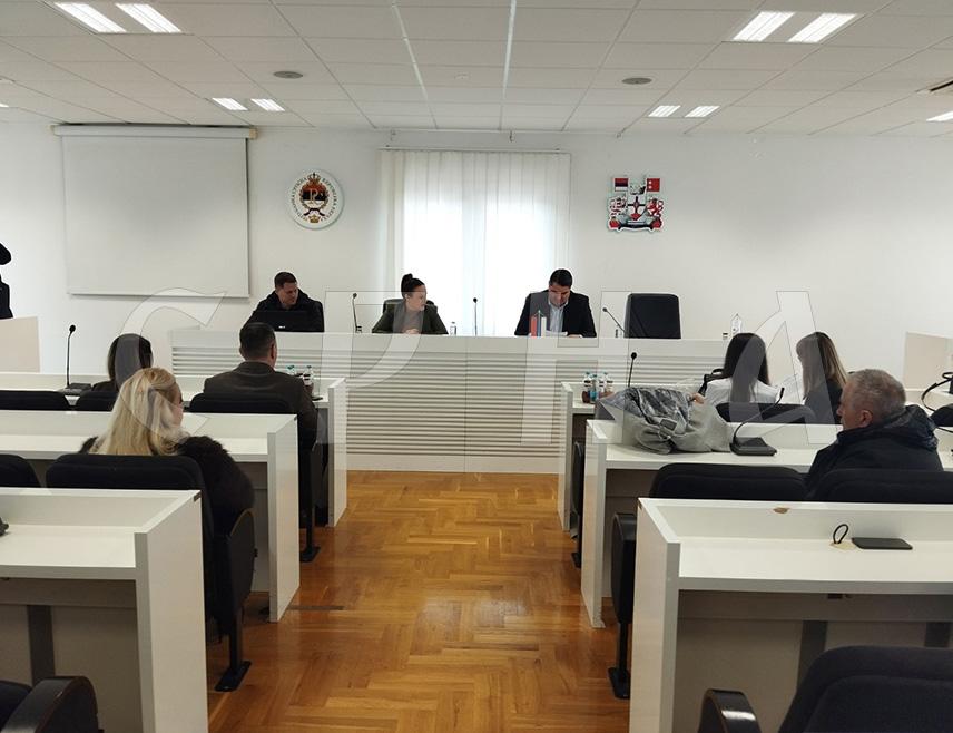 БИЛЕЋА, 20. ФЕБРУАРА /СРНА/ - Замјеник директора Завода за запошљавање Републике Српске Мирослав Вујичић потписао је данас у Билећи уговоре о запошљавању и самозапошљавању са 24 лица, за шта је издвојено 120.000 КМ.