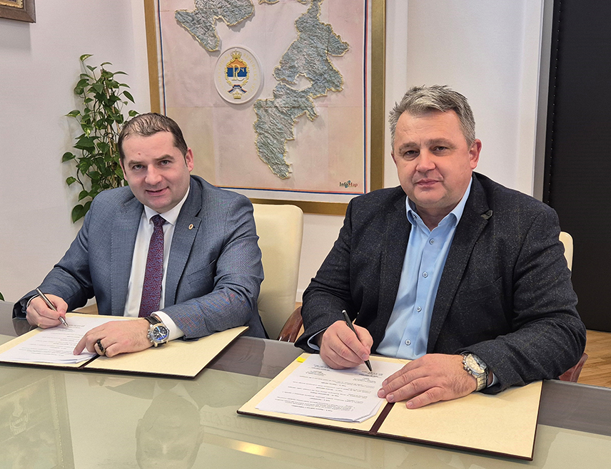 БАЊАЛУКА, 20. ФЕБРУАРА /СРНА/ - Директор Републичке управе за геодетске и имовинско-правне послове /РУГИПП/ Драган Станковић и декан Природно-математичког факултета /ПМФ/ бањалучког Универзитета Горан Трбић потписали су данас у Бањалуци споразум о сарадњи и обављању стручне праксе на период од три године.