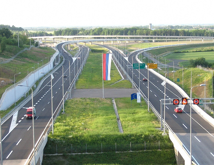 БАЊАЛУКА, 23. ФЕБРУАРА /СРНА/ - На дионици ауто-пута Градишка-Бањалука, поддионица Маховљанска петља-Гламочани, од данас ће се обављати петнаестодневно геодетско снимање терена ради што квалитетније припреме пројекта рехабилитације коловоза, саопштено је из "Аутопутева Републике Српске".