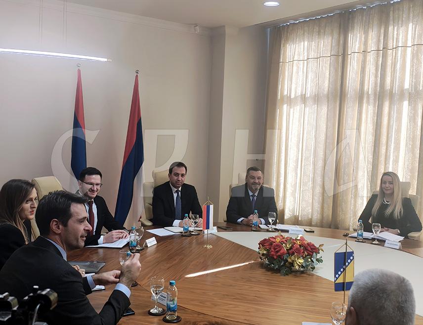 ИСТОЧНА ИЛИЏА, 20. ФЕБРУАРА /СРНА/ - Министар правде Републике Српске Горан Селак изјавио је данас да је федерални министар правде Ведран Шкобић прихватио да се укључи у разговоре са представницима Српске православне цркве /СПЦ/ како би се ријешиле све несугласице у вези са актуелним процесом хармонизације који се спроводи на подручју одређених кантона у Федерацији БиХ /ФБиХ/.