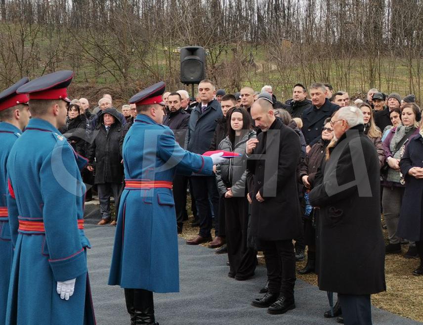 ДОБОЈ, 22. АПРИЛА /СРНА/ - Борислав Паравац, некадашњи српски члан Председништва БиХ и сенатор Републике Српске, данас је уз плотун почасног вода МУП-а Републике Српске сахрањен на локалном гробљу у добојском насељу Костајница.