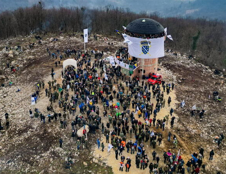 САРАЈЕВО, 20. ФЕБРУАРА /СРНА/ - Тужилаштво БиХ није поступало по службеној дужности у вези са скупом на Хасином врху код Бихаћа гдје су се и овог фебруара окупили бошњачки екстремисти уз покличе "Текбир" и "Алаху екбер" и пуцњаву, иако је дужно да поступа у ситуацијама када се на јавним скуповима користи ватрено оружје.