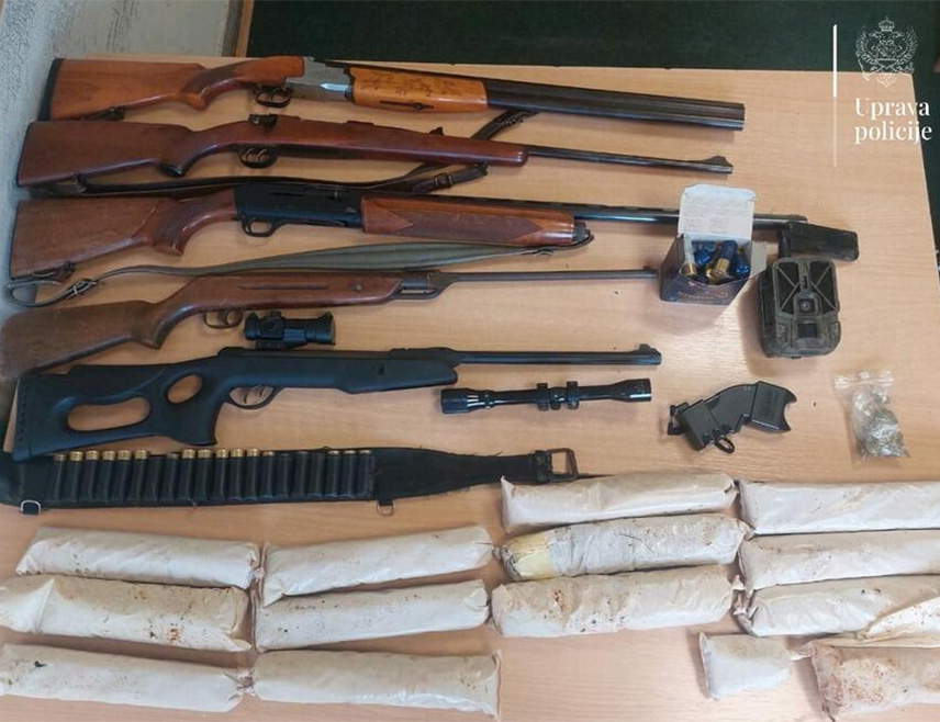 ПОДГОРИЦА, 20. ФЕБРУАРА /СРНА/ - Никшићка полиција је приликом контроле чланова организованих криминалних група, оперативно интересантних и са њима повезаних особа, ухапсила мушкарца Н. А. /43/, осумњиченог за помагање у покушају убиства, те заплијенила око 15 килограма експлозива.