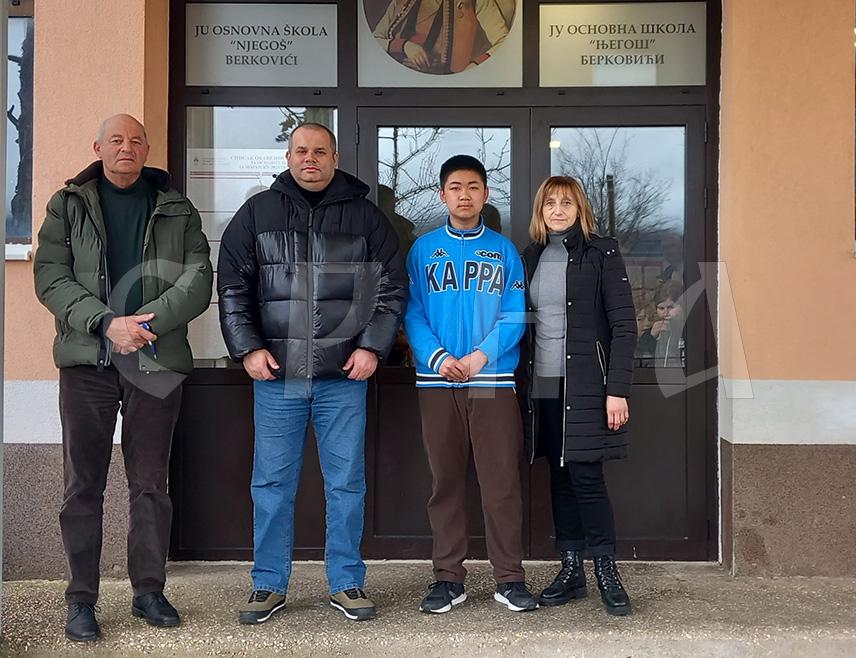 БЕРКОВИЋИ, 21. ФЕБРУАРА /СРНА/ - Четрнаестогодишњи Кинез Сонг Џао Ји од марта прошле године ученик је Основне школе "Његош" у Берковићима, добро се уклопио, стекао пријатеље и напредује у учењу српског језика, али и у знању о великанима српске историје.