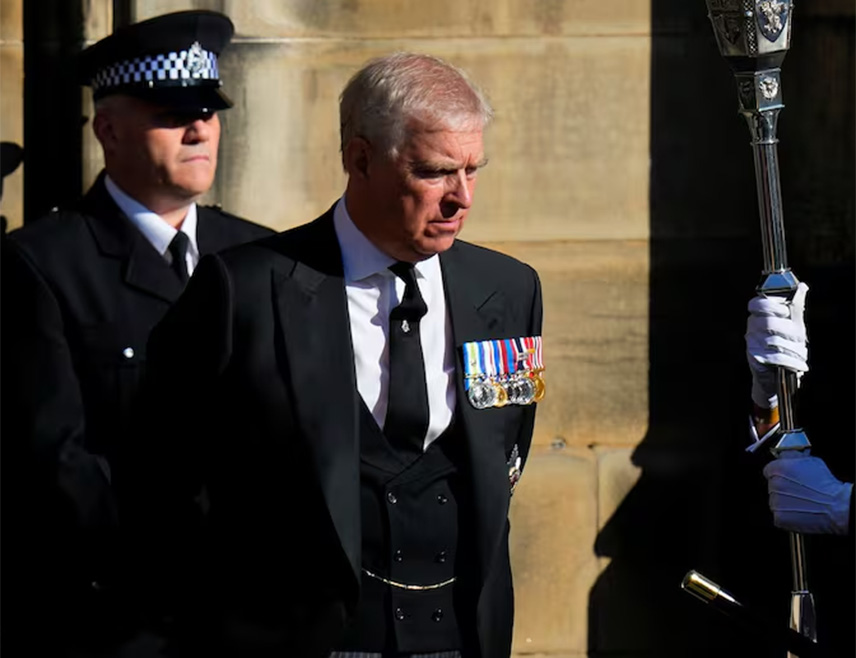 ЛОНДОН, 20. ФЕБРУАРА /СРНА/ - Британска влада разматра закон којим би Ендру Маунтбатен-Виндзор био уклоњен из линије насљеђивања пријестола након што је ухапшен због веза са сексуалним преступником Џефријем Епстином, пише "Дејли мејл".