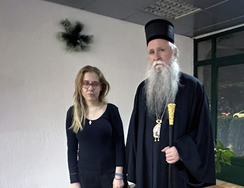 ПОДГОРИЦА, 20. ФЕБРУАРА /СРНА/ - Његово високопреосвештенство митрополит црногорско-приморски Јоаникије посјетио је вечерас универзитетског професора Весну Братић која је под мјером кућног надзора након што јој је данас укинут притвор.