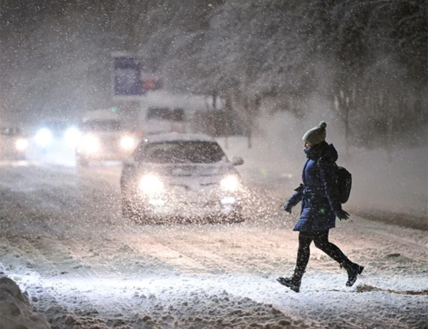 ЉУБЉАНА, 21. ФЕБРУАРА /СРНА/ - На сјевероистоку Словеније наставља се са отклањањем проблема изазваних снијегом, посебно на електроенергетској мрежи јер је без струје више од 32.000 потрошача, а на неким мјестима неће је бити још неколико дана.
