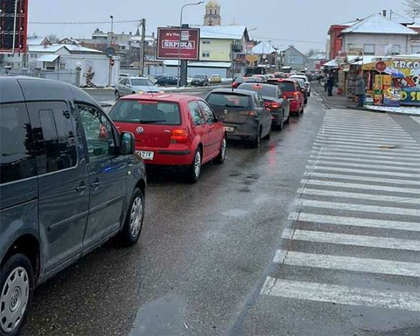 БАЊАЛУКА, 21. ФЕБРУАРА /СРНА/ - На граничним прелазима Градишка, Доња Градина, Козарска Дубица, Изачић и Велика Кладуша појачана је фреквенција возила на излазу из БиХ, саопштено је из Ауто-мото савеза Републике Српске.