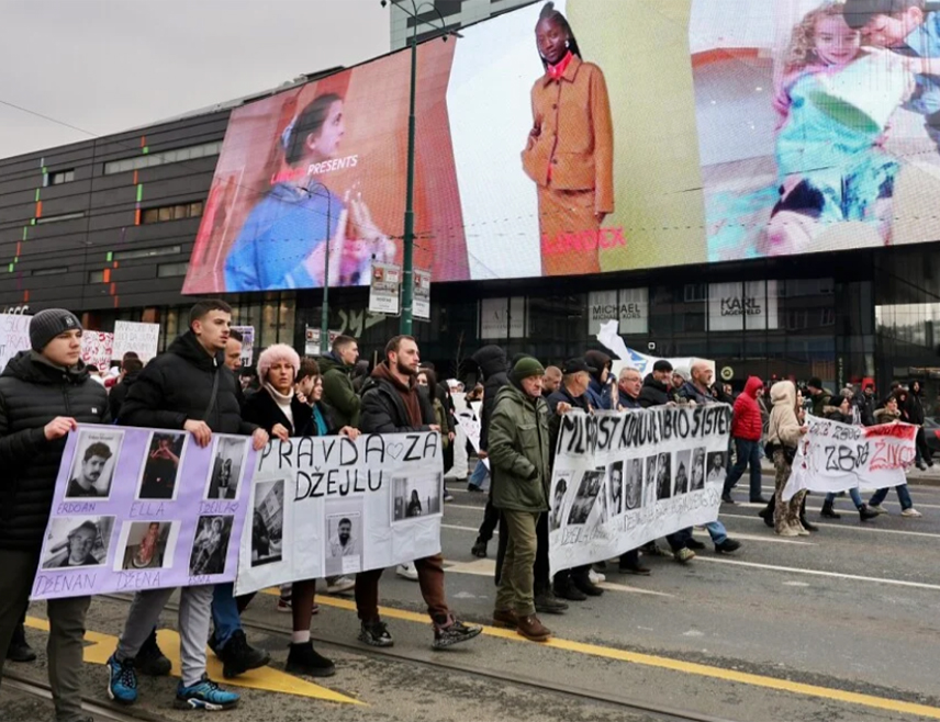 САРАЈЕВО, 21. ФЕБРУАРА /СРНА/ - На протестима у Сарајеву због трамвајске несреће у којој је погинуо младић, а четири лица повријеђена, затражене су хитне оставке надлежних, транспарентна истрага о несрећи, слобода окупљања и реорганизација јавног превоза.