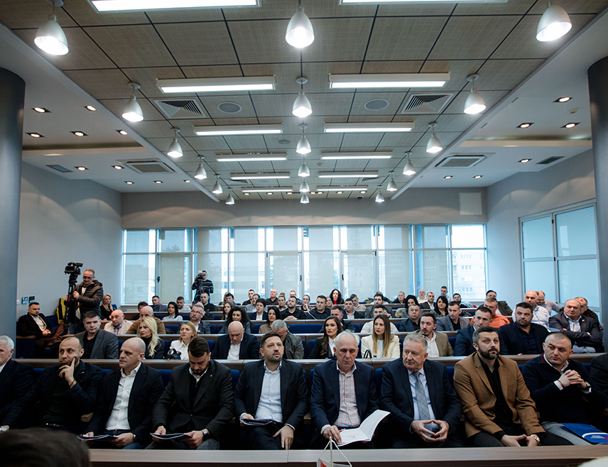 БИЈЕЉИНА, 21. ФЕБРУАРА /СРНА/ - У Бијељини је данас одржана сједница Главног одбора Републичке странке Српске /РСС/ на којој је предсједник странке Славенко Ристић изјавио да је циљ на предстојећим изборима освајање четири посланичка мандата.