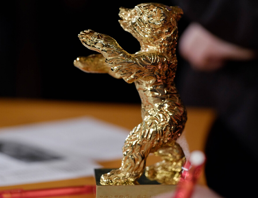 БЕРЛИН, 21. ФЕБРУАРА /СРНА/ - Филм "Жута слова", драма о томе шта се дешава у браку под великим политичким притиском, освојио је награду "Златни медвјед" на Берлинском филмском фестивалу.