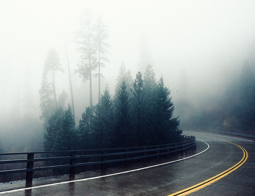 БАЊАЛУКА, 22. ФЕБРУАРА /СРНА/ - У Републици Српској и Федерацији БиХ коловози су на већини путева мокри или влажни, на дионицама у котлинама и преко планинских превоја  магла или ниска облачност смањују видљивост.