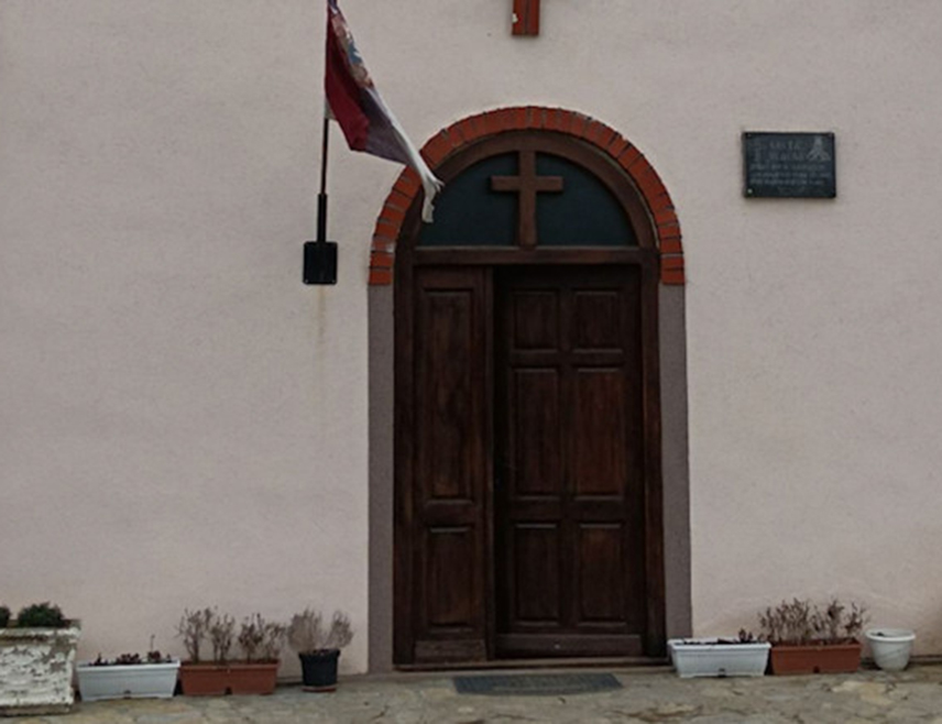 БЕОГРАД, 22. ФЕБРУАРА /СРНА/ - Двије непознате особе обиле су Цркву Свете Великомученице Недеље у Горњој Гуштерици код Приштине и однијеле новац од прилога, рекао је свештеник Владан Вукомановић.