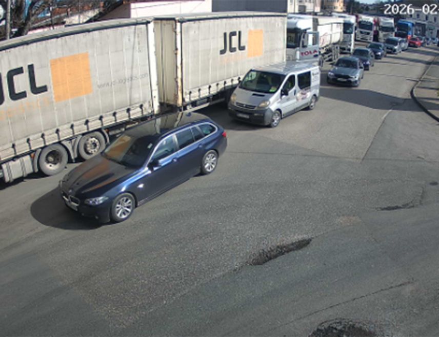 БАЊАЛУКА, 22. ФЕБРУАРА /СРНА/ - Дуге су колоне возила на излазу из БиХ на граничним прелазима Изачић, Велика Кладуша, Козарска Дубица, Градина и Градишка, саопштено је из Ауто-мото савеза /АМС/ Републике Српске.