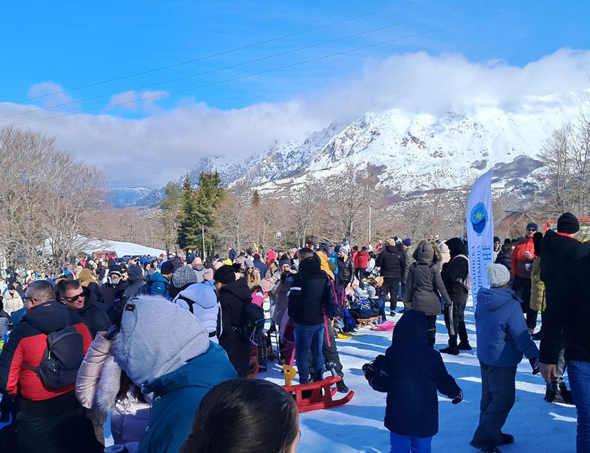 ГАЦКО, 22. ФЕБРУАРА /СРНА/ - Манифестација "Сви на снијег - Чемерно те зове" на Чемерну код Гацка окупила је данас око 1.000 посјетилаца из ове и сусједних херцеговачких општина, изјавила је Срни директор гатачке Tуристичке организације Јелица Ковачевић.