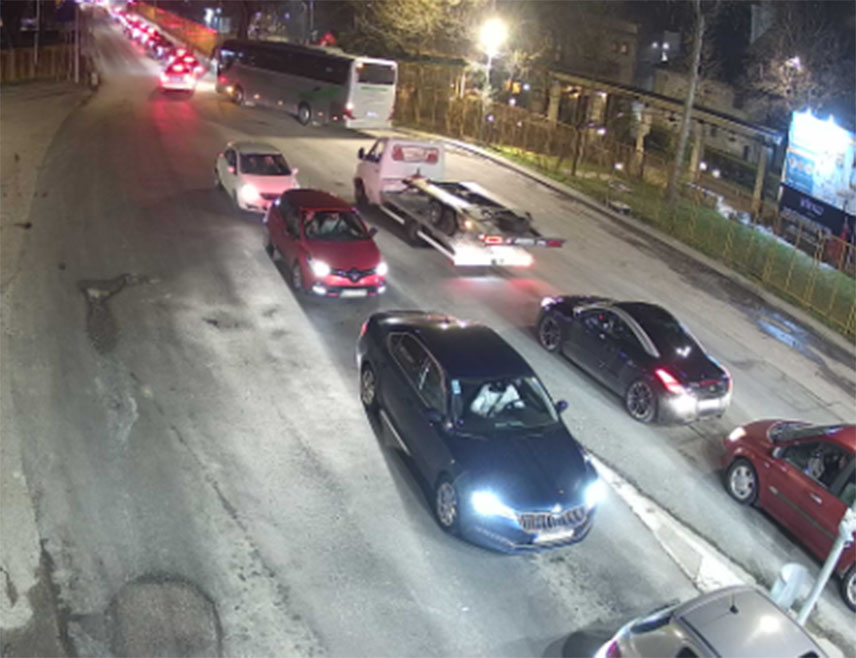 БАЊАЛУКА, 22. ФЕБРУАРА /СРНА/ - Дуге су колоне возила на излазу из БиХ на граничним прелазима Хаџин Поток, Изачић, Велика Кладуша, Козарска Дубица и Брод, а у Градишци и Градини у оба смјера.