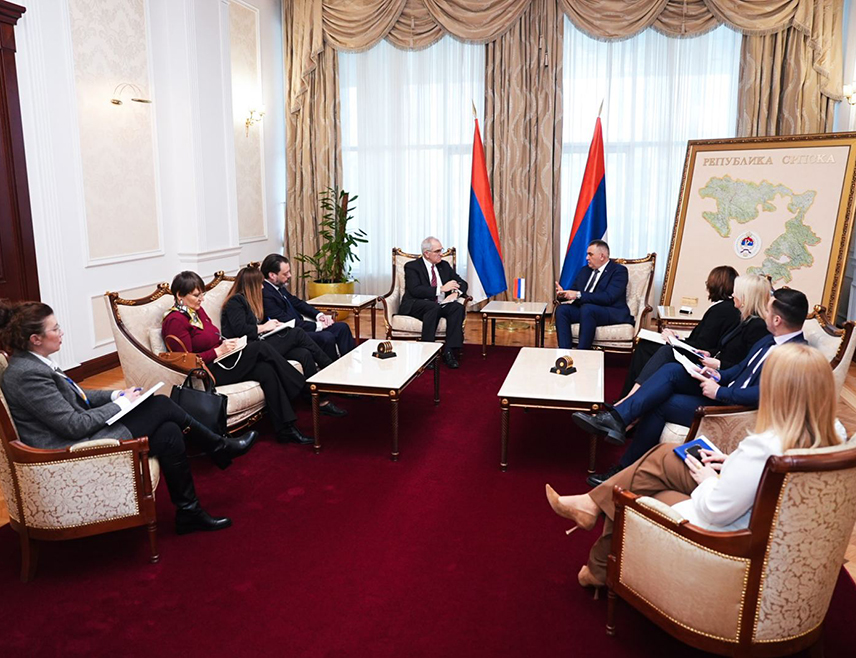 BANJA LUKA, FEBRUARY 23 /SRNA/ - Domestic dialogue is the best solution to open issues in BiH, said Savo Minić, Prime Minister of Republika Srpska, during a meeting with Rick Holtzapple, the Head of the OSCE Mission to BiH.