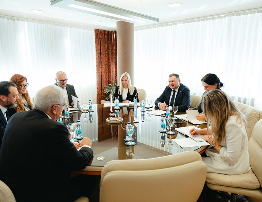 БАЊАЛУКА, 23. ФЕБРУАРА /СРНА/ - Министар унуташњих послова Републике Српске Жељко Будимир и шеф Мисије ОЕБС-а у БиХ Рик Холцапл истакли су данас на састанку да је сарадња између Министарства и ОЕБС-а добра и да ће бити настављена и у будућности кроз низ активности.