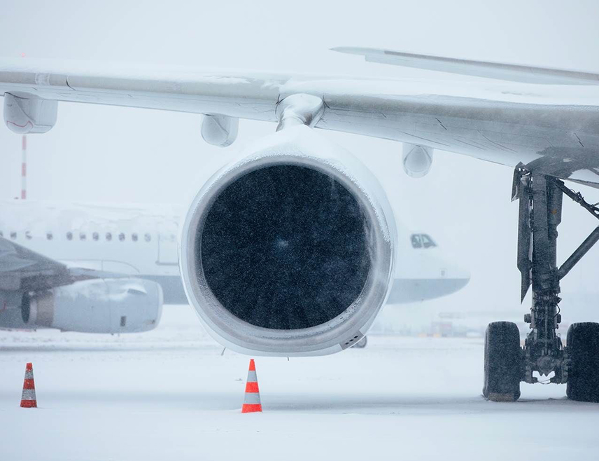 ВАШИНГТОН, 23. ФЕБРУАРА /СРНА - РИА Новости/ - Готово 6.500 летова је отказано или одгођено на Источној Обали у САД усљед сњежне олује, објавио је портал за праћење летова "Флајт авер".