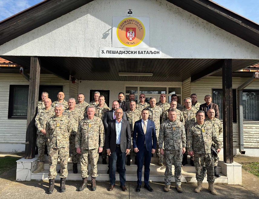 САРАЈЕВО, 23. ФЕБРУАРА /СРНА/ - Замјеник министра одбране у Савјету министара Александар Гогановић присуствовао је данас годишњој анализи рада Трећег пјешадијског /Република Српска/ пука Оружаних снага, одржаној у касарни Војвода Степа Степановић у Бијељини.