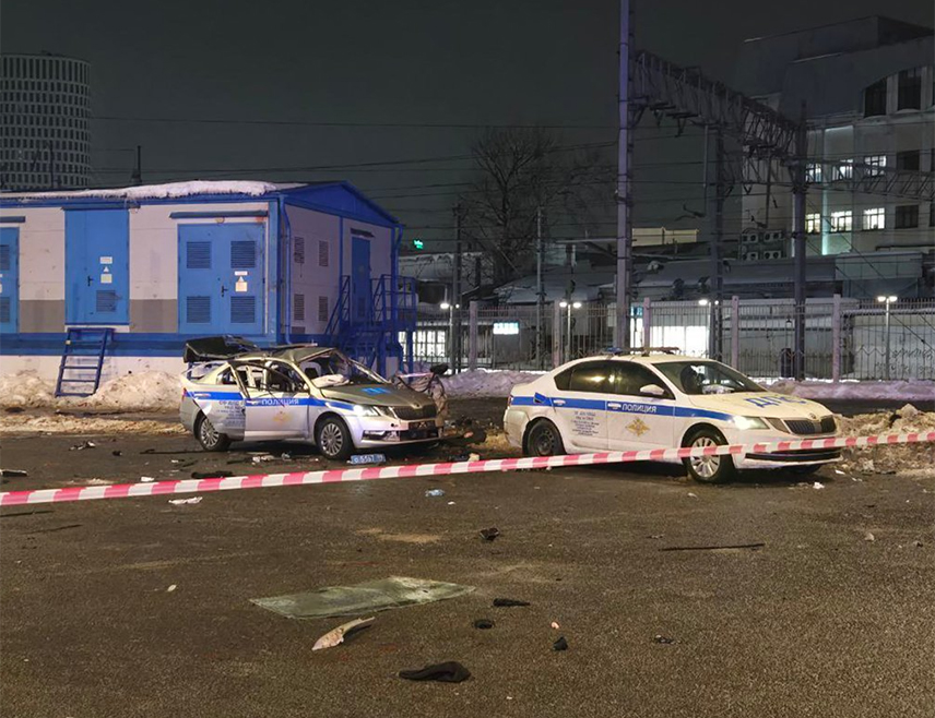 МОСКВА, 24. ФЕБРУАРА /СРНА/ - Истражиоци су утврдили да се неидентификовани мушкарац дигао у ваздух у близини полицијског патролног аутомобила у центру Москве, а његов идентитет се сада утврђује, саопштила је портпарол Руске истражне комисије Светлана Петренко.