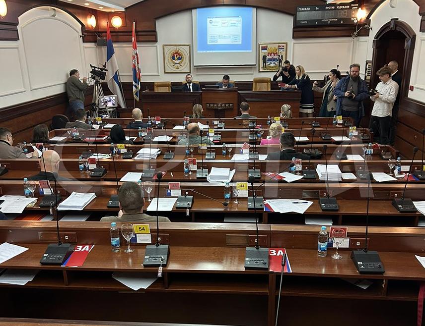 БАЊАЛУКА, 24. ФЕБРУАРА /СРНА/ - Сједница Скупштине града Бањалука настављена је данас, а пред одборницима ће се, између осталог, наћи 16 приједлога измјена регулационих планова у граду.