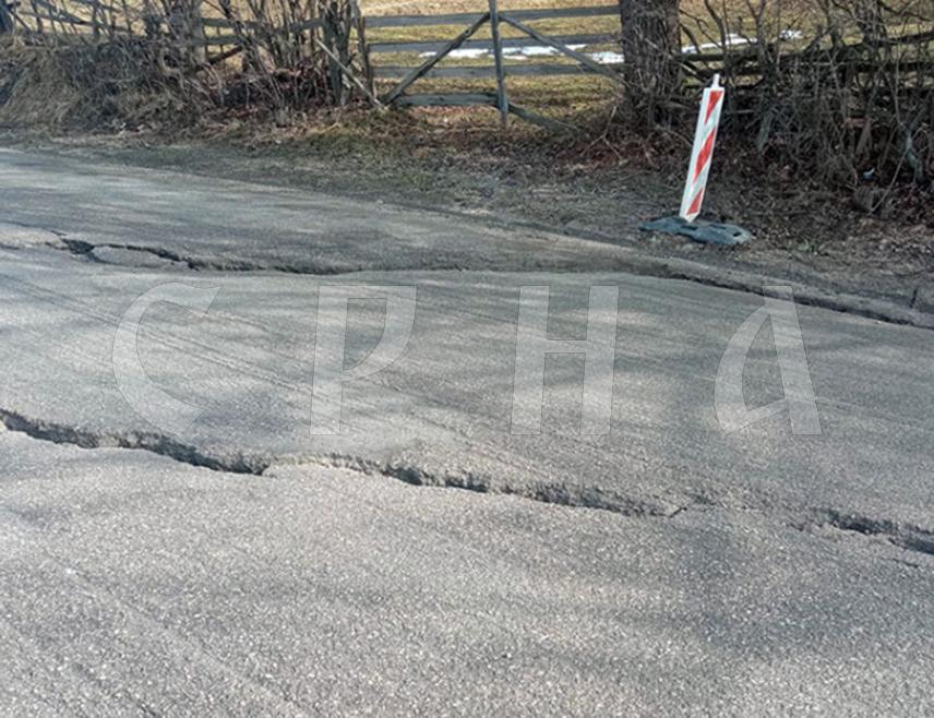 ИСТОЧНО САРАЈЕВО, 24. ФЕБРУАРА /СРНА/ – У мјесту Поткрајеви на дионици магистралног пута Сарајево–Соколац поново је активно клизиште које угрожава безбједност саобраћаја, а за трајну санацију потребна је изградња шипова и комплетан геотехнички пројекат јер досадашњи радови представљају само привремено рјешење, изјавио је Срни технички директор у предузећу "Романијапутеви" Драган Булошчић.