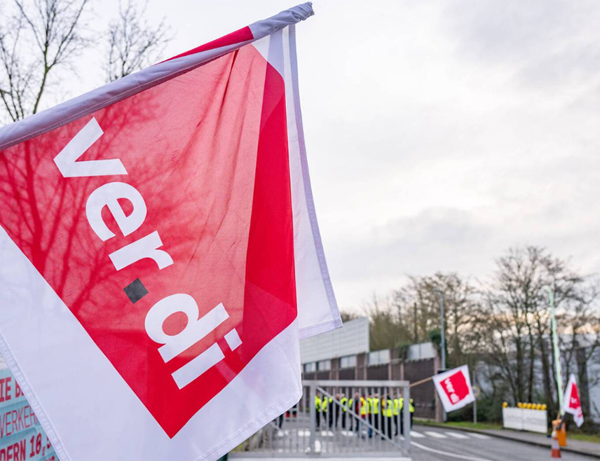 МОСКВА, 24. ФЕБРУАРА /СРНА/ - Њемачки синдикат јавног сектора "Верди" позвао је локалне транспортне раднике широм земље да организују штрајк у петак и суботу, 27. и 28. фебруара, како би повећали притисак у преговорима о платама и условима рада.