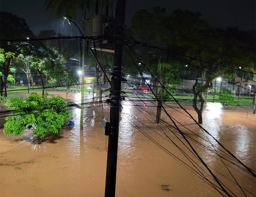 САО ПАУЛО, 24. ФЕБРУАРА /СРНА-Ројтерс/ - Најмање 14 људи погинуло је усљед обилних падавина у граду Хуиз де Фора, на југоистоку Бразила, саопштено је из Градске управе.