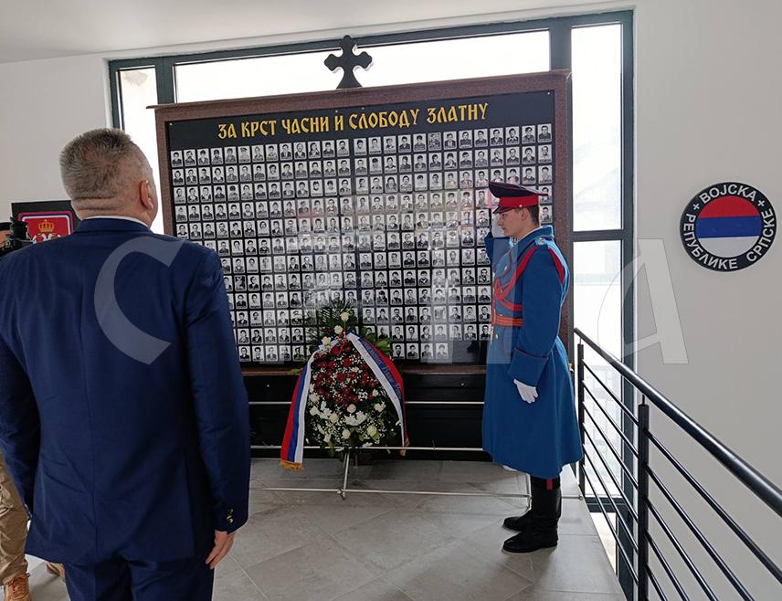 РИБНИК, 24. ФЕБРУАРА /СРНА/ - Предсједник Владе Републике Српске Саво Минић данас је у Рибнику положио вијенац у Спомен-соби и одао почаст за 308 погинулих српских бораца са овог подручја.