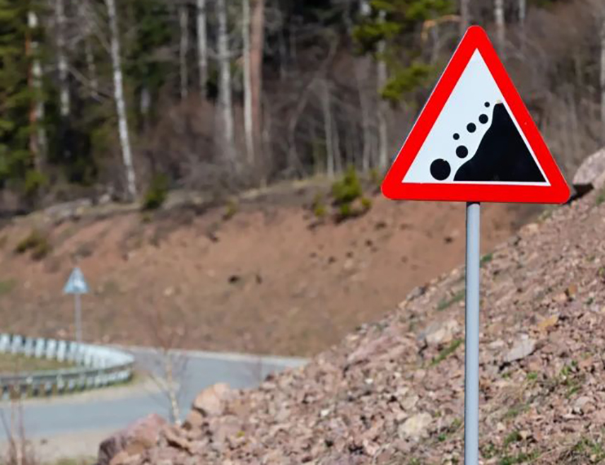 БАЊАЛУКА, 25. ФЕБРУАРА /СРНА/ - Саобраћај се јутрос на већини путева одвија по сувим и мјестимично влажним коловозима, а возачима се скреће пажња на опасност од одрона на дионицама Кнежево-Угар, Бањалука-Јајце у кањону Тијесно, Котор Варош-Теслић на превоју Борја, Добро Поље–Миљевина и Сарајево-Фоча.