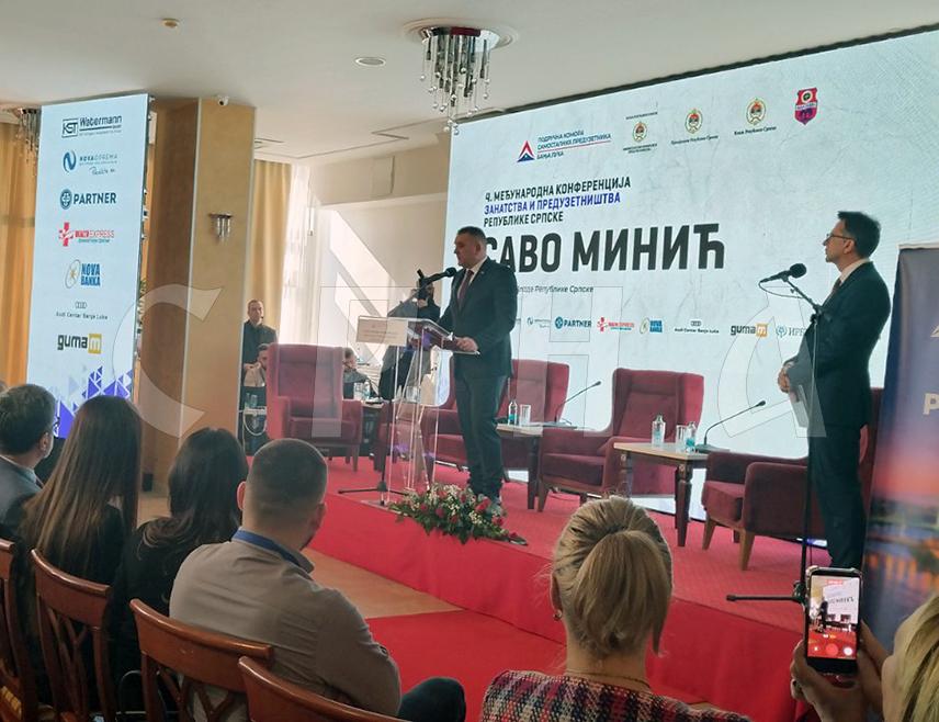 ЛАКТАШИ, 25. ФЕБРУАРА /СРНА/ - Премијер Републике Српске Саво Минић изјавио је да је Влада у прошлој години подржавала више од 254 предузетника, а подршка у области која запошљава око 50.000 људи наставиће се и у текућој.