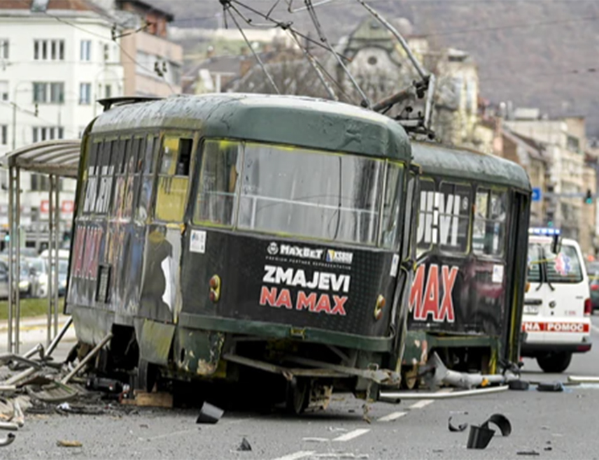 САРАЈЕВО, 25. ФЕБРУАРА /СРНА/ - Главни тужилац Кантона Сарајево Мелиха Дугалија рекла је данас да је Аднан Касаповић, возач трамваја који је искочио из шина у Сарајеву и узроковао несрећу у којој је погинуо младић, и даље једини осумњичени, али да се истрага води и у правцу расвјетљавања сумњи на озбиљан привредни криминал у предузећу ГРАС.