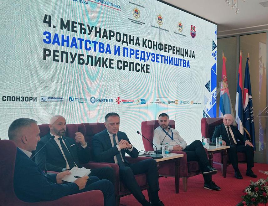 ЛАКТАШИ, 25. ФЕБРУАРА /СРНА/ - Министар енергетике и рударства Републике Српске Петар Ђокић изјавио је Срни да око 50 одсто укупно произведене енергије у Српској чини зелена, а 50 одсто термо енергија.