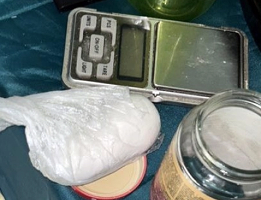 ТУЗЛА, 25. ФЕБРУАРА /СРНА/ - Двадесетдеветогодишњак из Лукавца чији су иницијали Р.Х. ухапшен је у Кладњу након што је код њега пронађено више од два килограма дроге, саопштено је из Управе полиције МУП-а Тузланског кантона.