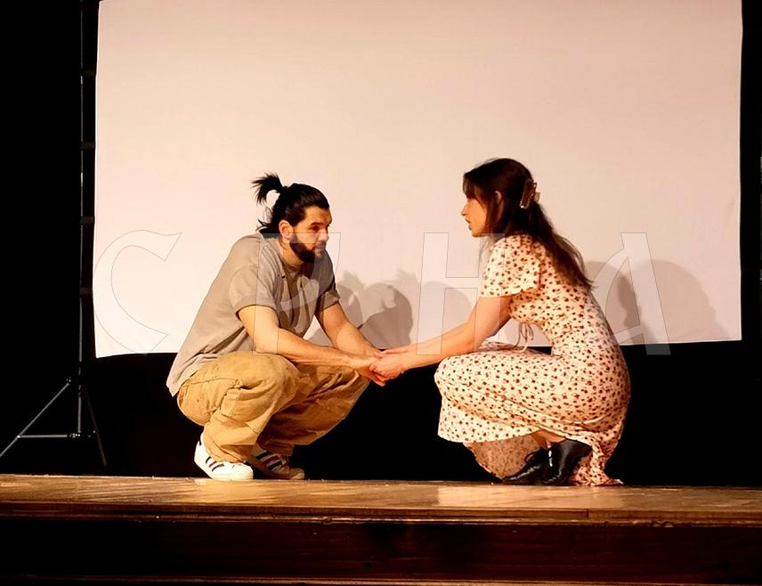 ПРЊАВОР, 25. ФЕБРУАРА /СРНА/ - Глумци Ана Лечић и Стеван Пиале извели су вечерас у Прњавору мелодраму "Кућа на плажи", мултимедијални позоришни филм, гдје се дио представе састоји од видео-записа са извођењем на сцени.