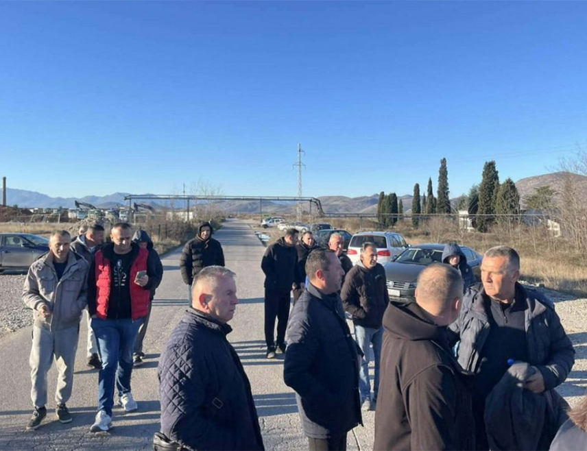 ПОДГОРИЦА, 26. ФЕБРУАРА /СРНА/ - Мјештани зетског насеља Ботун након што су на збору грађана одлучили да наставе протесте против изградње постројења за пречишћавање отпадних вода јутрос су окупљени испред градилишта захтијевајући обуставу радова док разграничења између Подгорице и Зете.