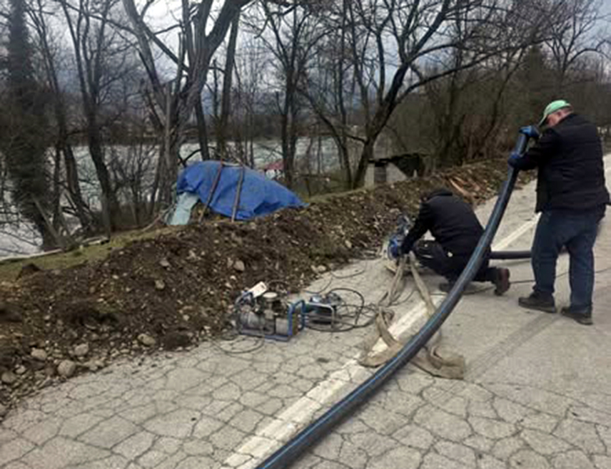 БРАТУНАЦ, 26. ФЕБРУАРА /СРНА/ - У Братунцу су почели радови на ископавању канала и полагању водоводних цијеви од резервоара у Бјеловцу према селу Факовићи, у оквиру реализације ширег пројекта проширивања мреже градског водовода.