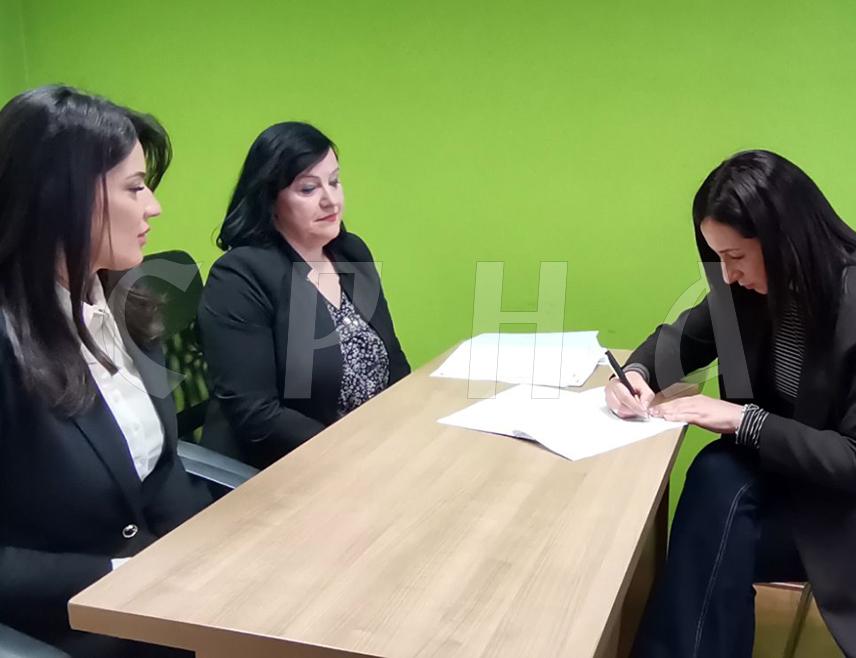 ДОБОЈ, 26. ФЕБРУАРА /СРНА/ - Уговори о запошљавању данас су потписани са 30 лица са подручја Добоја за шта је обезбијеђено 180.496 КМ.