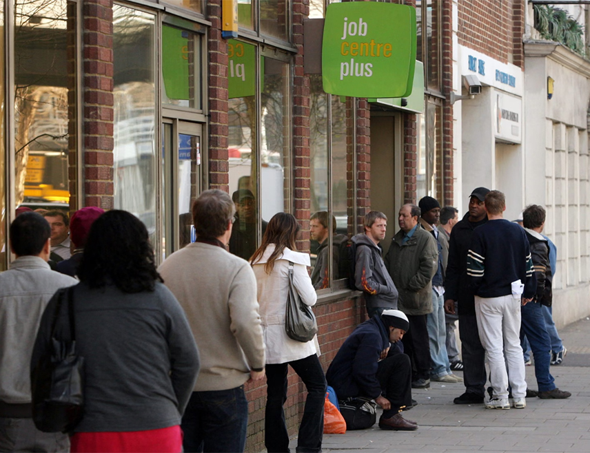 ЛОНДОН, 26. ФЕБРУАРА /СРНА-Ројтерс/ - Готово милион Британаца старости од 16 до 24 године није било запослено, образовано или прошло неку обуку на крају 2025. године, што је други највећи ниво за посљедњих више од 10 година.