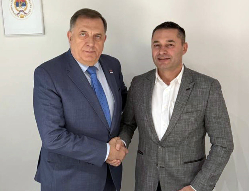 БАЊАЛУКА, 26. ФЕБРУАРА /СРНА/ - Предсједник СНСД-а Милорад Додик разговарао је са повјереником паљанског Општинског одбора СНСД-а Ацом Станишићем о пројектима важним за развој те општине, те најавио да ће бити сугерисано предсједнику Владе Републике Српскe Сави Минићу да се одржи сједница тематски посвећена Палама.