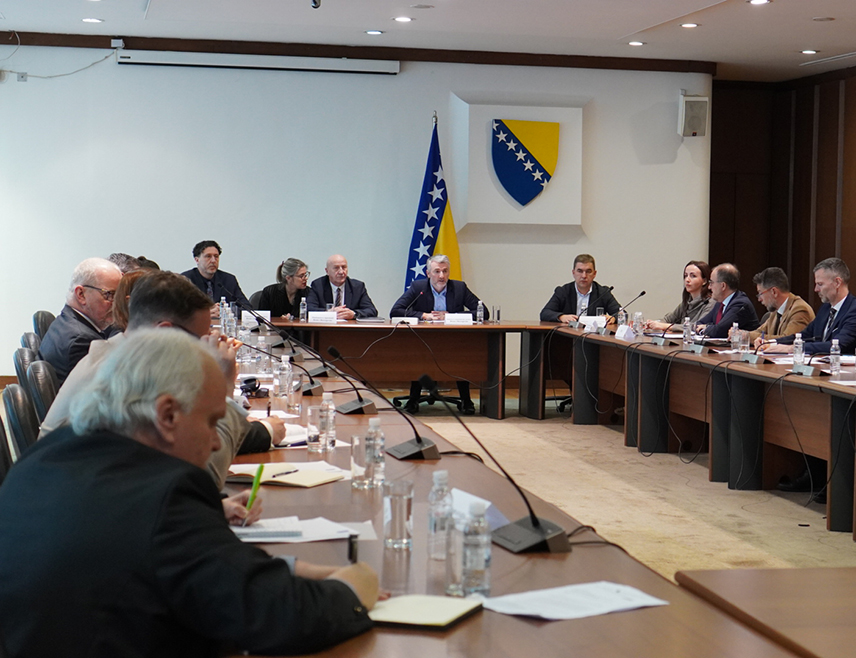 САРАЈЕВО, 26. ФЕБРУАРА /СРНА/ - Министар транспорта и комуникација у Савјету министара Един Форто рекао је да је на данашњем састанку са представницима 17 амбасада земаља ЕУ поручено да нема брзог рјешења за проблем боравка возача из БиХ у земљама ЕУ, те да ће бити настављен дипломатски и институционални притисак да се овај проблем ријеши.